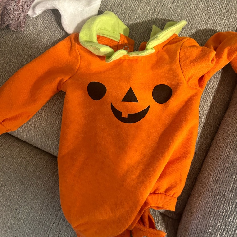 BUNDLE 3 baby items for $ 5. Target brand Cat & Jack newborn pumpkin outfit